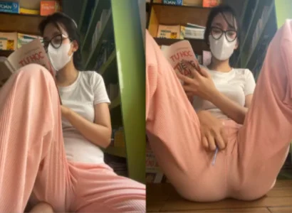Người đẹp vừa cầm sách vừa đưa sextoy vào lồn