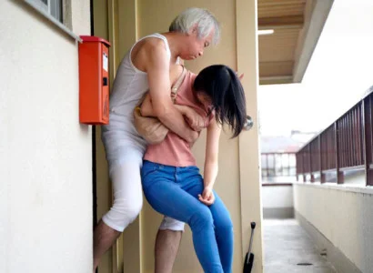 Cô gái mới cưới bị bố chồng già địt