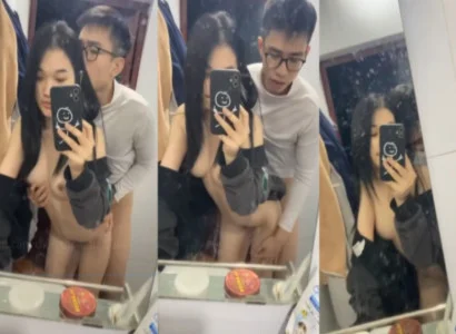 Hai bạn sinh viên quan hệ với nhau trước gương