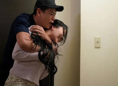 Nữ ca sĩ bị người hâm mộ cưỡng bức vì sự quyến rũ chết người