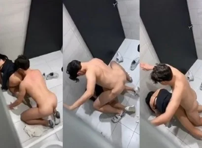 Cặp đôi đang quan hệ thắm thiết trong WC