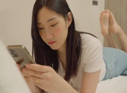 Người phụ nữ ăn vụng với anh nhân viên giao hàng