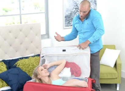 Người mở vali được chuyển đến
