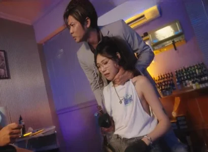 Cô gái chủ tiệm bị nện tập thể