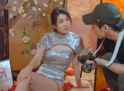 Anh nhiếp ảnh gia nện cô nàng người mẫu nóng bỏng