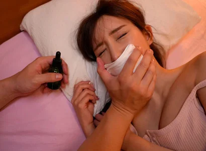 Kẻ đó sử dụng thuốc mê để cô em họ xinh đẹp lơ mơ rồi quan hệ